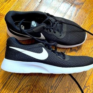 Nike Tanjun Women’s Sneaker Size 10 *Like New*